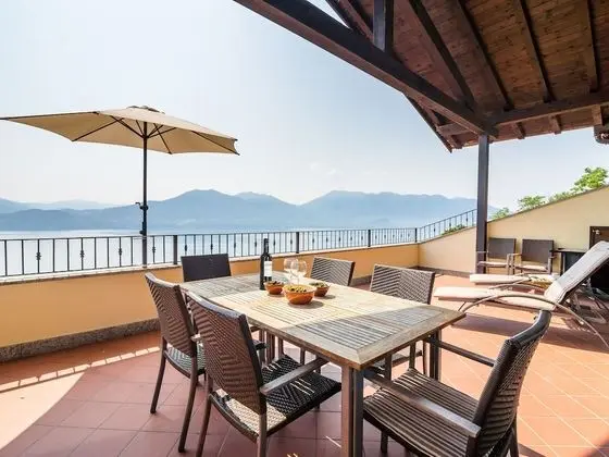 Panoramic House in a Residence Upon the Green Hills Overlooking Lake Maggiore - Dış Mekan