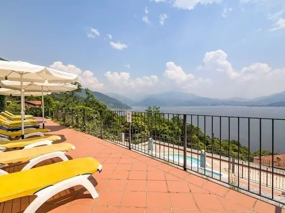 Panoramic House in a Residence Upon the Green Hills Overlooking Lake Maggiore - Havuz