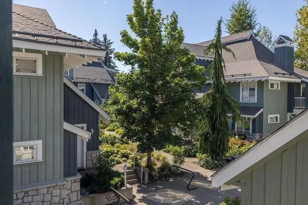 Panoramic Views From This Gorgeous 2 Bed Property - Village Location!