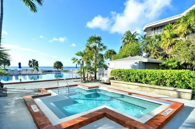 Papaya Place by Avantstay Great Location w/ Balcony, Outdoor Dining, Shared Pool & Hot Tub!