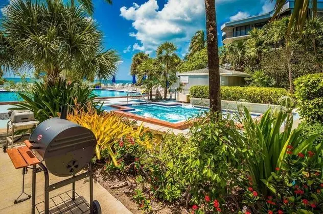 Papaya Place by Avantstay Great Location w/ Balcony, Outdoor Dining, Shared Pool & Hot Tub!