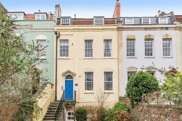 The Parade: Central Flat With Parking