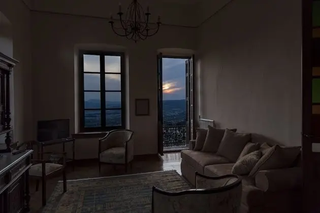 Paradosiako Saratsi - Lobi