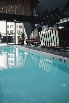 Paradox Hotel Vancouver - Havuz