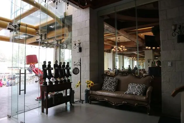 PARAGON HOTEL AND SUITES - Lobi