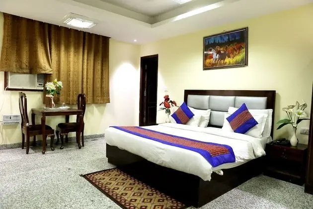 Hotel The Paramont, Delhi