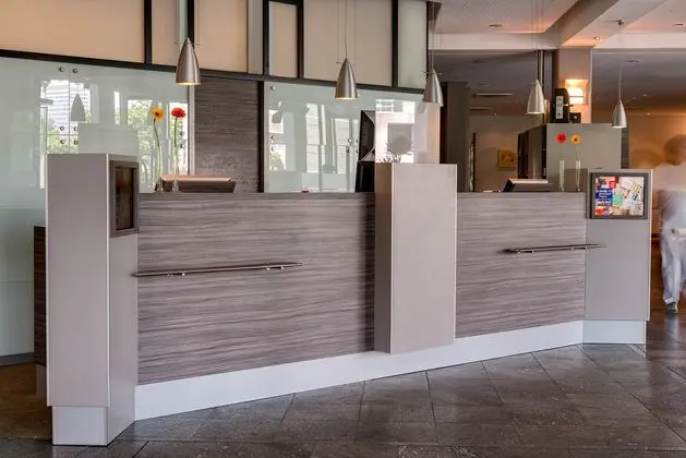 Park Inn by Radisson Köln City West - Lobi