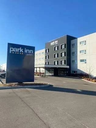 Park Inn by Radisson, Leduc, AB - Dış Mekan