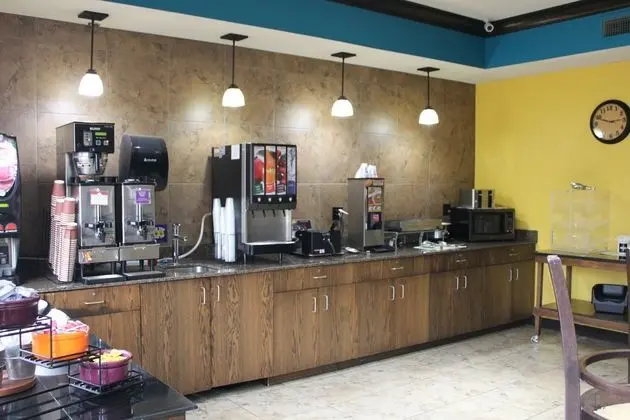 Parkwood Inn & Suites