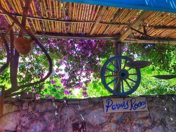 Parmis Rooms