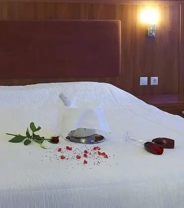 Parnis Palace Hotel Suites - Oda
