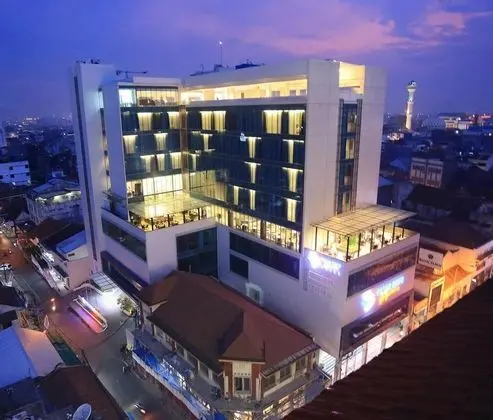 Pasar Baru Square Hotel Bandung Man