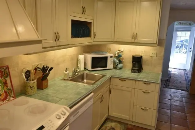 Pass-a-Grille Beach Historic Spanish Triplex - Mutfak