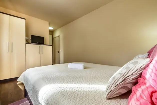 Villa Pave - Six-bedroom Villa With Terrace and Swimming Pool ID Direct Booker 974