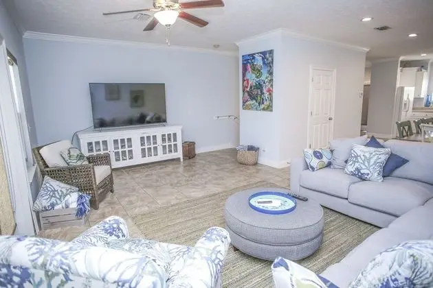 PCB Beach House Happy Life Happy Wife by Panhandle Getaways - İç Mekan