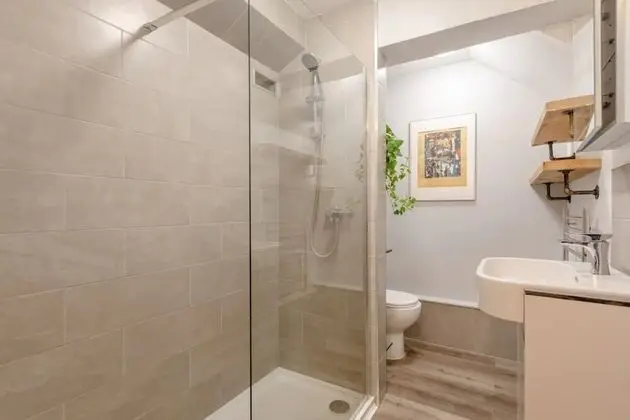 Peaceful 1 Bedroom Apartment in Pimlico Near Victoria - Banyo Tipleri