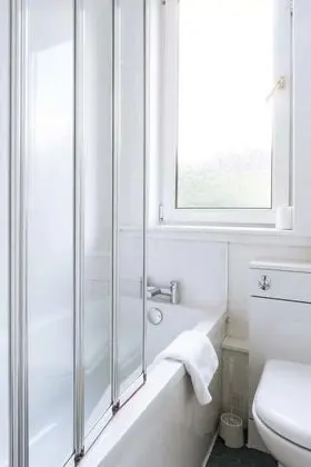 Peaceful 2 Bedroom Apartment in Prestonfield With Arthurs Seat Views - Banyo Tipleri
