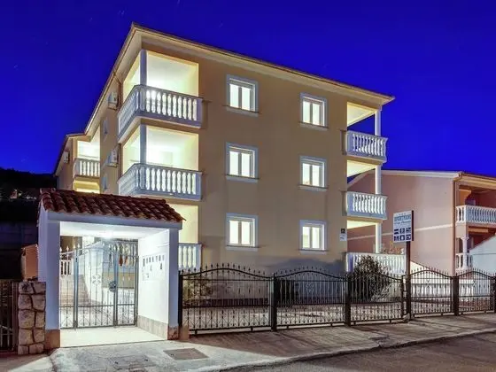 Peaceful Apartment in Dramalj with Hot Tub
