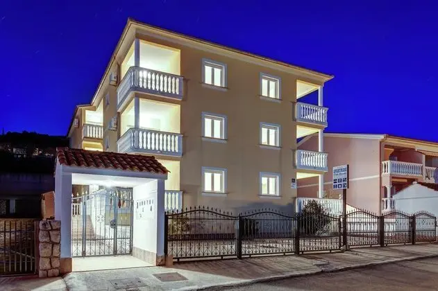Peaceful Apartment in Dramalj with Hot Tub - Dış Mekan