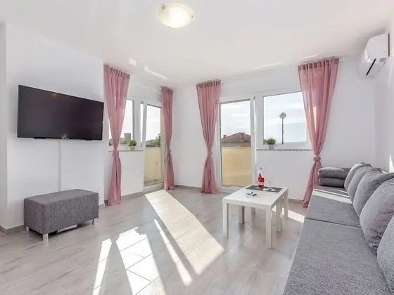Peaceful Villa in Dramalj with Hot Tub