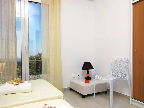 Peaceful Holiday Home in Agia Triada With Swimming Pool - Oda