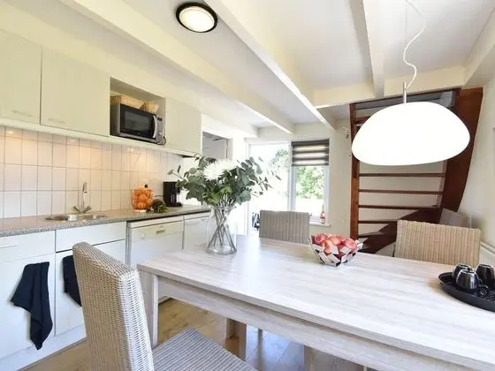 Peaceful Holiday Home in Zonnemaire With Garden - Yerinde Yemek