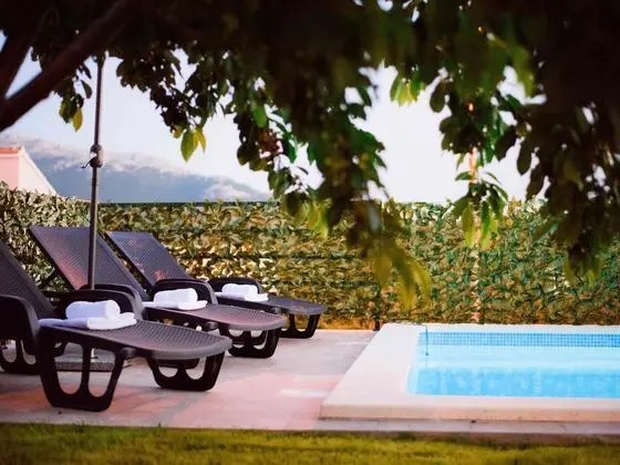 Peaceful Retreat in a Hill Landscape near Split - Havuz