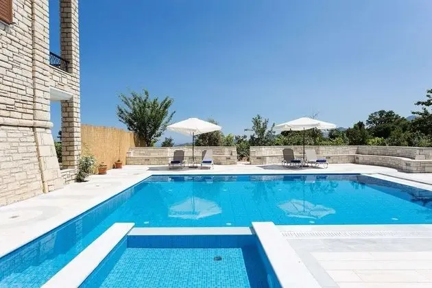 Peacefull Stone-Built Villa
