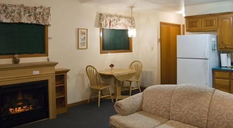 Peach Tree Inn & Suites