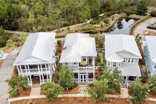 Pearl by Avantstay Idyllic Seaside Getaway w/ 2 Large Decks & Lush Garden