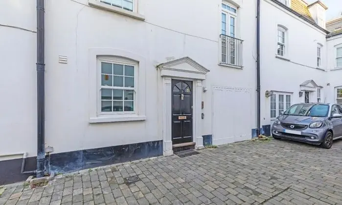 Pebble Mews House - Sleeps 6 to 8 Guests