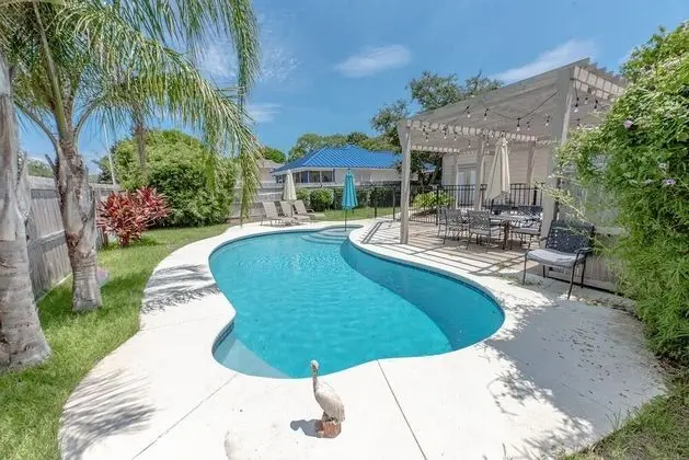 Pelican Retreat by Avantstay 5 Mins TO Beach Pet Friendly w/ Pool & Bbq!