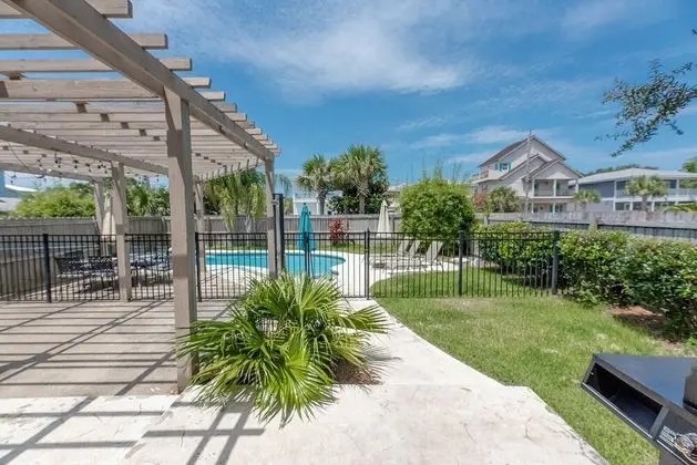 Pelican Retreat by Avantstay 5 Mins TO Beach Pet Friendly w/ Pool & Bbq!
