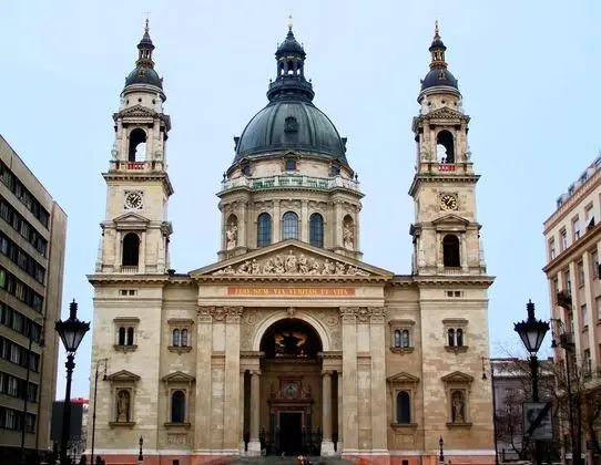 Pelicanstay next to Budapest Basillica