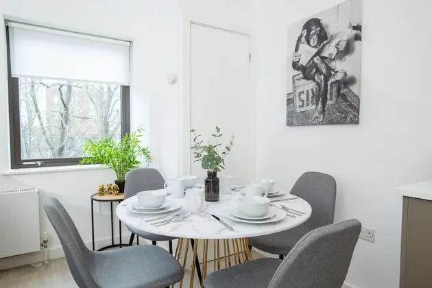Pembroke House Apartments - Parking - Yerinde Yemek