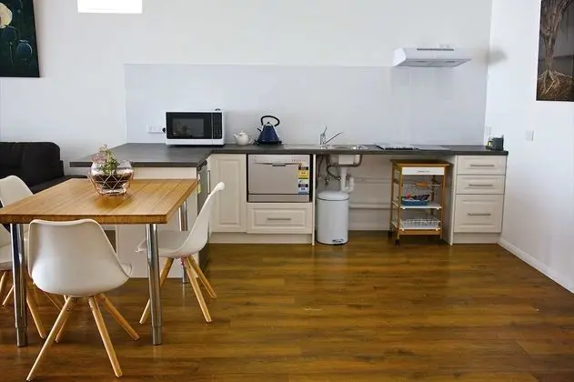 Penguin Beachfront Apartments - Mutfak
