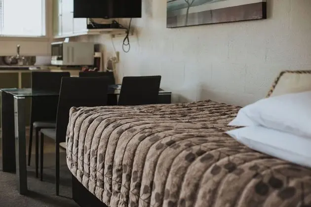 PENINSULA MOTEL