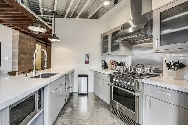 Penthouse 2br/2ba in Warehouse Dist. by Domio - Mutfak