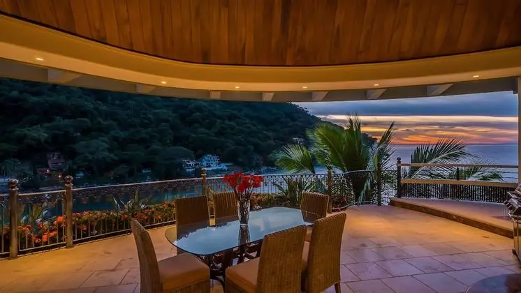 Penthouse With Amazing Views, and Luxury Throughout