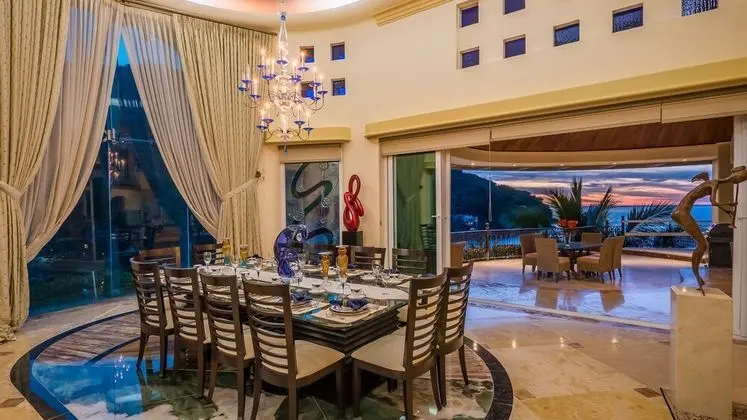 Penthouse With Amazing Views, and Luxury Throughout - Yerinde Yemek
