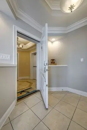 Penthouse Luxury - Exquisite Oceanside Condo - Lobi