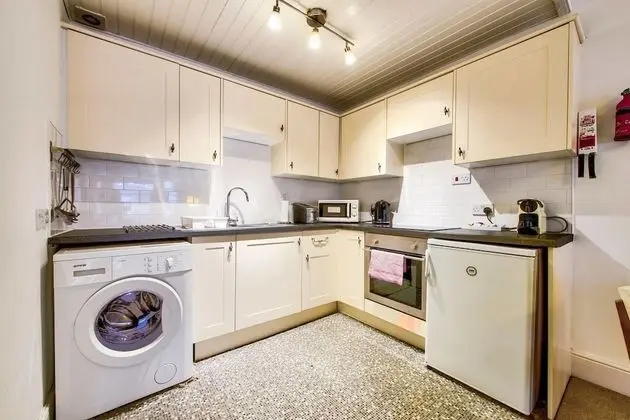 Perfect Location! Charming Rose St Apt for Couples - Mutfak