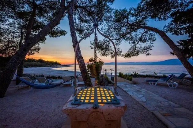 Periska - on the Beach - H