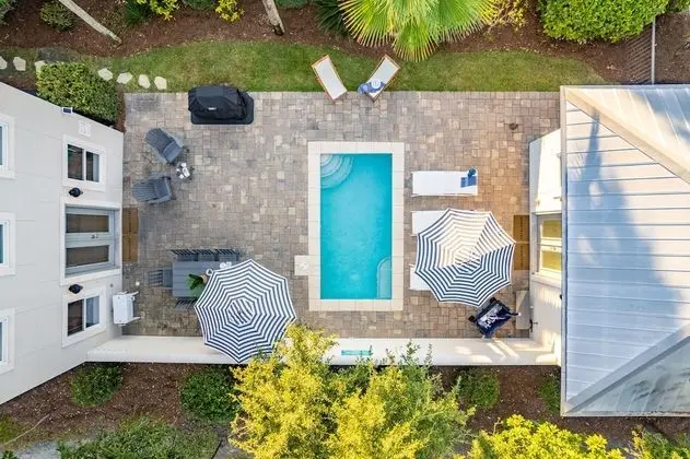 Perry by Avantstay Walk to Miramar Beach! w/ Pool & Guest House!