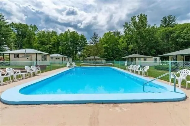 Perry's Motel and Cottages - Havuz
