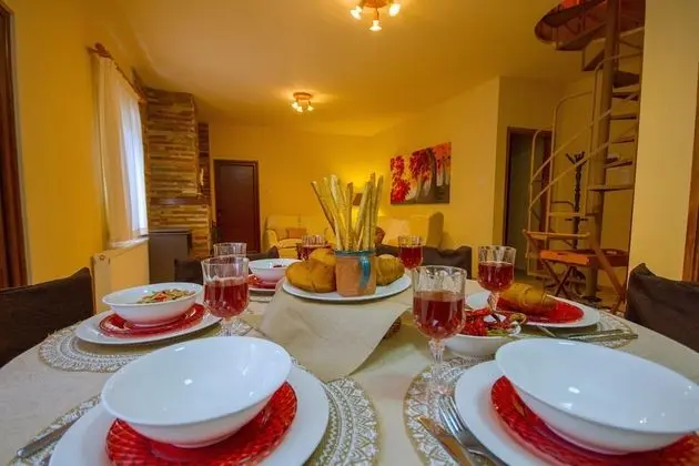 Persephone Cottage - Enhance Your Senses - Yerinde Yemek