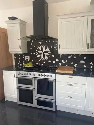 Pet Friendly, Unique 4-bed Bungalow in Porthcawl - Mutfak