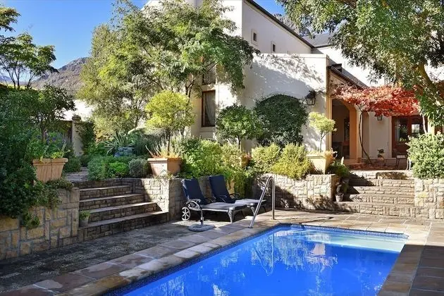 Petit Plaisir is a Romantic Self-catering Cottage on the Side of the Village - Havuz