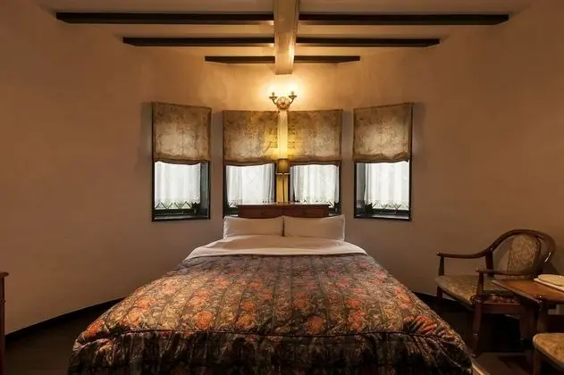 Petit Hotel & Restaurant Old Age - Oda