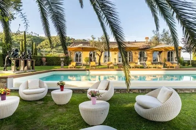 Villa Petra - Magnificent Wine Estate Property Framed Among Enchanting Views